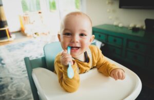 Dlaczego warto zgłaszać się na regularne wizyty do stomatologa dziecięcego?